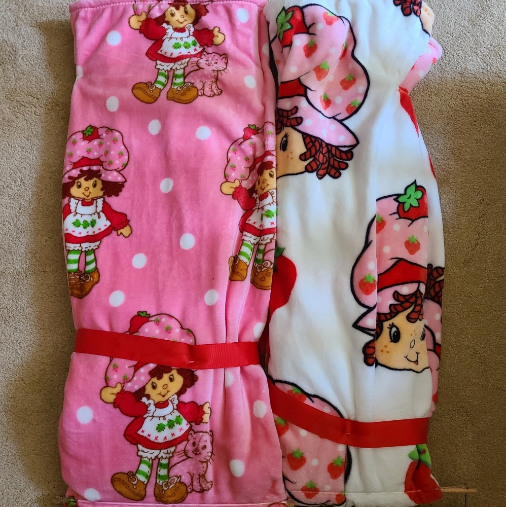 Strawberry Shortcake Blanket Set 🍓 - Picture 2 of 3